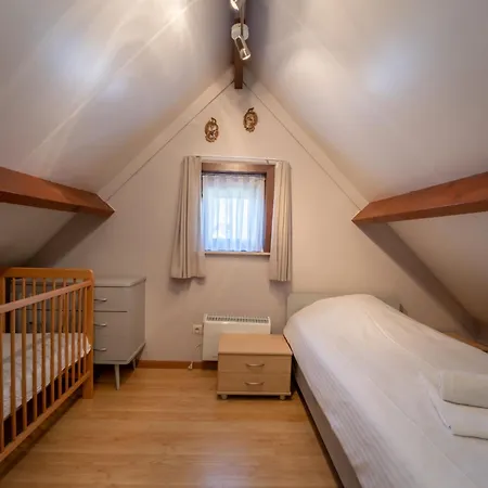 Vakantiehuis Vissershuisje 9-18 With Parking By Interhome *