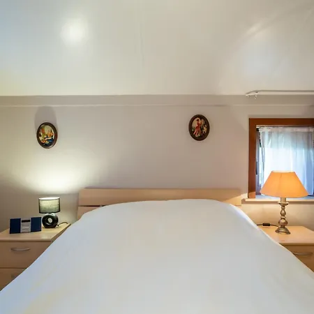 Vakantiehuis Vissershuisje 9-18 With Parking By Interhome Mispelburg